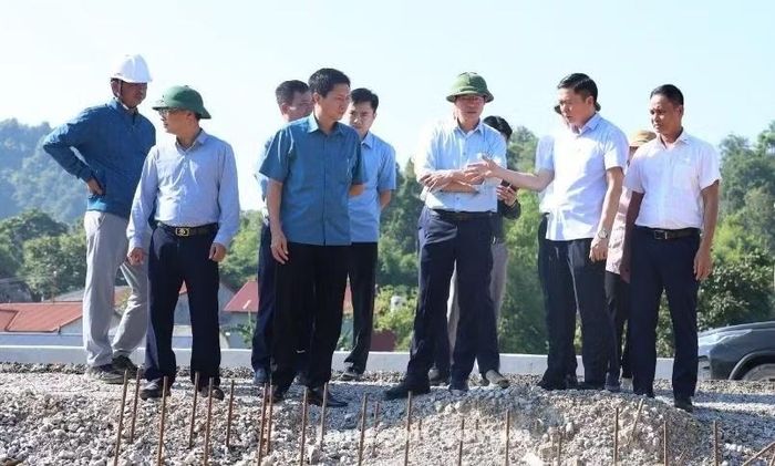 Đoàn kiểm tra thực tế các điểm còn vướng mắc GPMB trên địa bàn xã Đồng Đăng. Ảnh: langson.gov.vn