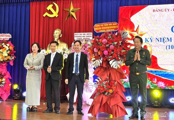 Chủ tịch Hội Cựu TNXP Việt Nam Thân Đức Nam tặng hoa chúc mừng. Ảnh: Thanh Hải