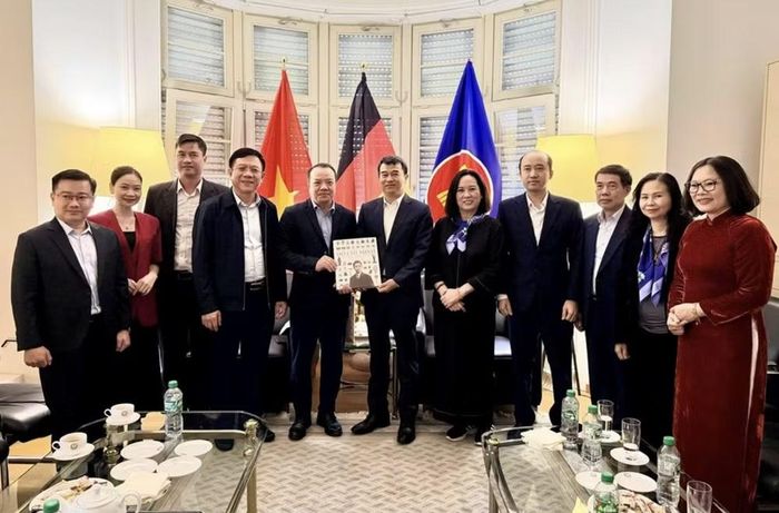 Đoàn xuất bản Việt Nam làm việc với Tổng lãnh sự quán Việt Nam tại Frankfurt. Ảnh: BTC
