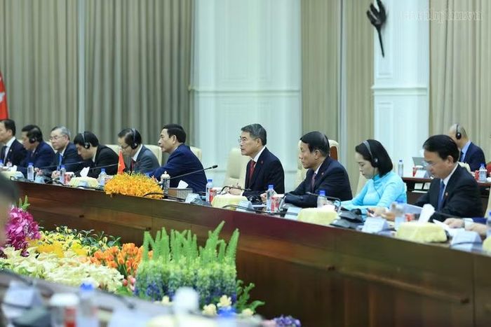 Thủ tướng Lê Minh Hưng khẳng định Việt Nam luôn coi trọng và sẽ cùng Campuchia gìn giữ, phát huy truyền thống đoàn kết, gắn bó giữa hai dân tộc - Ảnh: CP