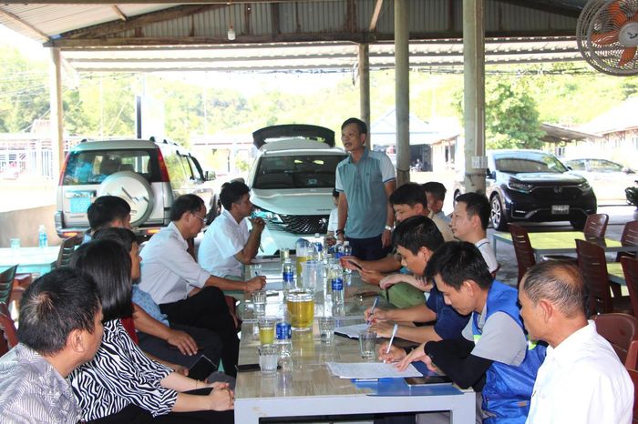 Đoàn kiểm tra trao đổi, hoàn tất biên bản ghi nhận sau khi khảo sát thực tế khu vực ven biển Đá Nhảy. (Ảnh: Minh Phương)