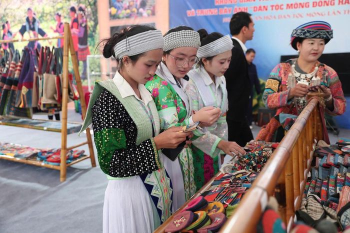 Trải nghiệm thú vị tại các gian hàng thổ cẩm trong Ngày hội Văn hóa dân tộc Mông tại Điện Biên (Ảnh: CTV).