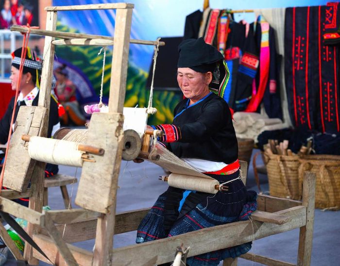 Nghề dệt vải bằng khung cửi là nét văn hóa lâu đời và đặc trưng của đồng bào dân tộc Mông (Ảnh: CTV).