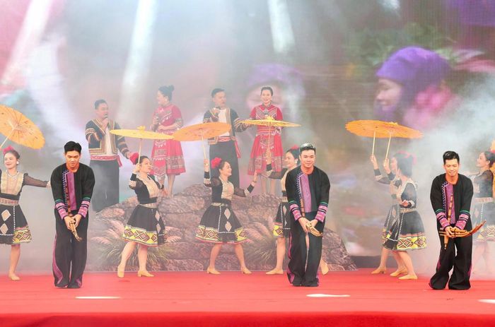Một tiết mục múa khèn Mông trong Ngày hội Văn hóa dân tộc Mông tại tỉnh Điện Biên (Ảnh: CTV).