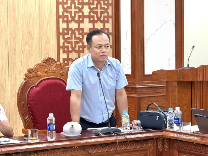 Ông Nguyễn Quang Tám - Bí thư Chi bộ VPĐD Báo Pháp luật Việt Nam tại TP Đà Nẵng phát biểu đề dẫn tại buổi sinh hoạt chuyên đề.
