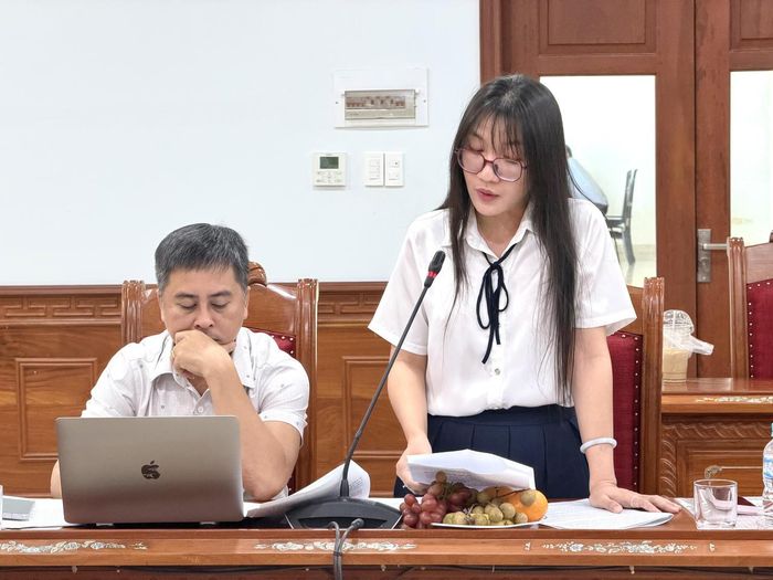 Bà Vũ Thị Vân Anh, đảng viên Chi bộ VPĐD tại TP Đà Nẵng trình bày tham luận.