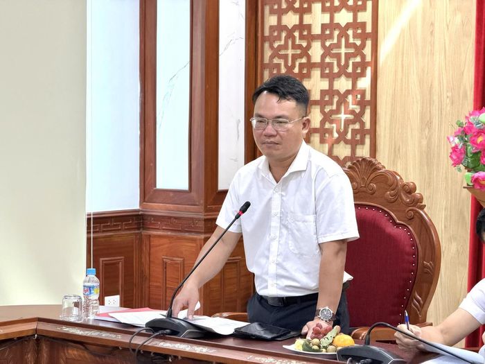 Ông Mai Văn Long - Bí thư Chi bộ VPĐD Báo Pháp luật Việt Nam tại Gia Lai phát biểu tại buổi sinh hoạt chuyên đề.