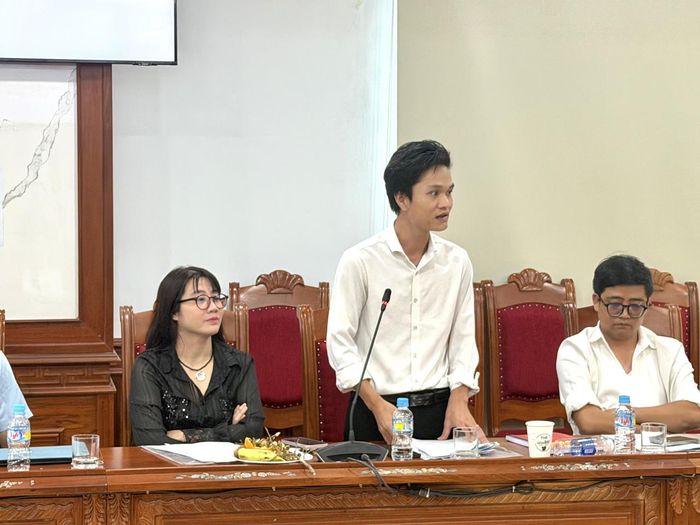 Nhà báo Nguyễn Văn Tự đóng góp ý kiến về tăng cường phối hợp, chia sẻ thông tin giữa các hội viên tại các địa bàn.
