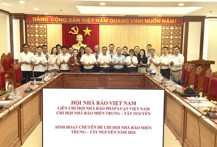 Lãnh đạo Báo Pháp luật Việt Nam và các hội viên Chi hội Nhà báo khu vực Miền Trung – Tây Nguyên chụp ảnh lưu niệm.
