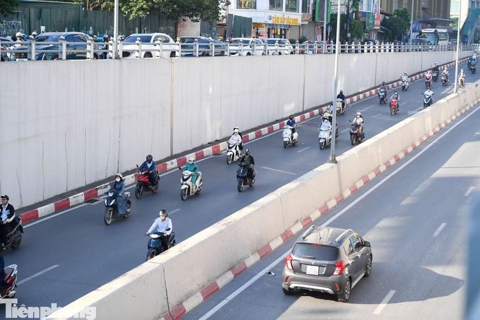 Tại hầm chui Tố Hữu - Lê Văn Lương, các mảng tường lớn hiện vẫn để trống. Đây là một trong những vị trí Hà Nội đang triển khai thí điểm bổ sung cây xanh vào hạ tầng kỹ thuật đô thị.