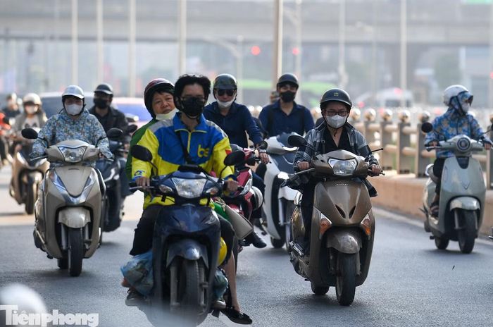 Khác với Trung Hòa, phần lớn không gian hầm Tố Hữu - Lê Văn Lương hiện vẫn mang màu xám của bê tông, chỉ xen một số khoảng cây xanh bên ngoài công trình.