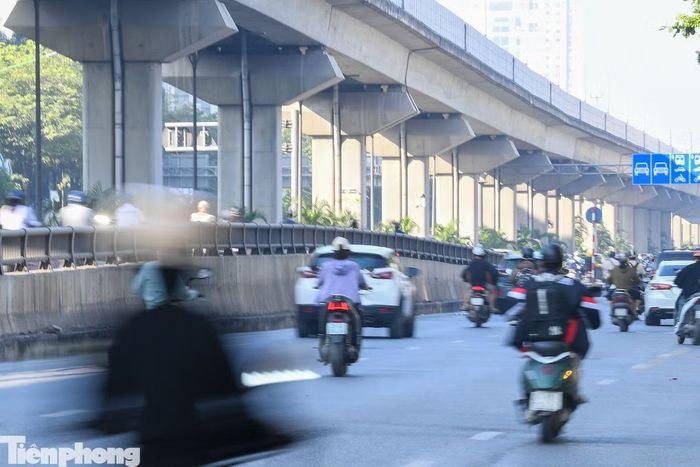 Tại hầm chui Thanh Xuân, những bức tường bê tông lớn nằm sát dòng phương tiện cũng tạo ra khoảng không đáng kể để bổ sung mảng xanh.