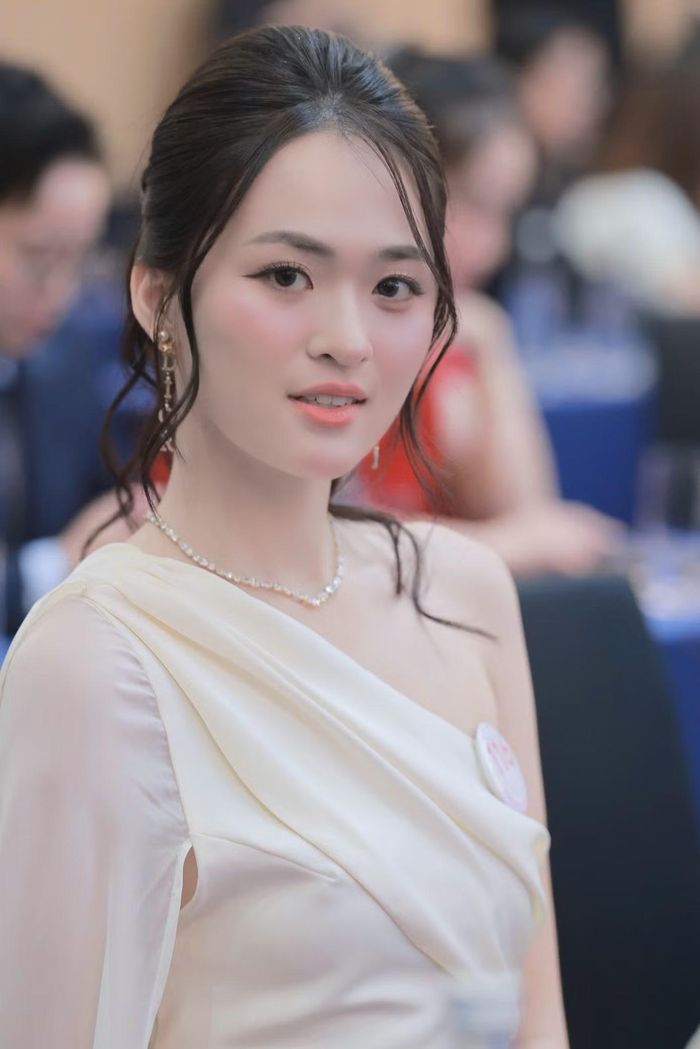 Nhà báo Lê Xuân Sơn - nguyên Tổng Biên tập Báo Tiền Phong, Trưởng Ban cố vấn Hoa hậu Việt Nam 2026 - cho biết ông chứng kiến các thí sinh tập luyện đến 23h30, nhiều thời điểm để mặt mộc, mặc trang phục đời thường. Theo ông, chất lượng nhan sắc tự nhiên của dàn thí sinh năm nay được thể hiện sớm hơn so với một số mùa trước.