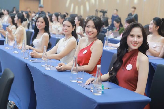 53 thí sinh Hoa hậu Việt Nam 2026 xuất hiện tại buổi công bố chung khảo toàn quốc ở Khu du lịch Quốc tế Đồi Rồng (Hải Phòng).