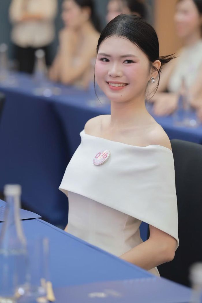 Hai tháng qua, 53 cô gái trải qua lịch trình dày đặc tại nhà chung. Bên cạnh catwalk và phong thái, các thí sinh được đào tạo kỹ năng giao tiếp, giao tiếp trước công chúng, tư duy phản biện, thanh nhạc, kỹ năng trước ống kính. Có những ngày lịch tập kéo dài đến 23h30.