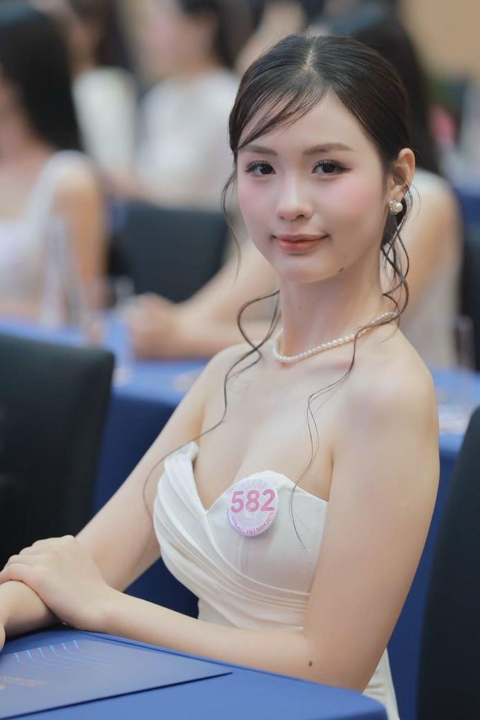 “Em rất mong chờ khoảnh khắc được bước lên sân khấu Chung khảo và thể hiện những gì mình đã tập luyện trong thời gian qua. Đây là cơ hội để em nhìn lại hành trình của mình và cố gắng hết sức cho một suất vào chung kết”, thí sinh Nguyễn Thái Anh Thư (SBD 582) chia sẻ.