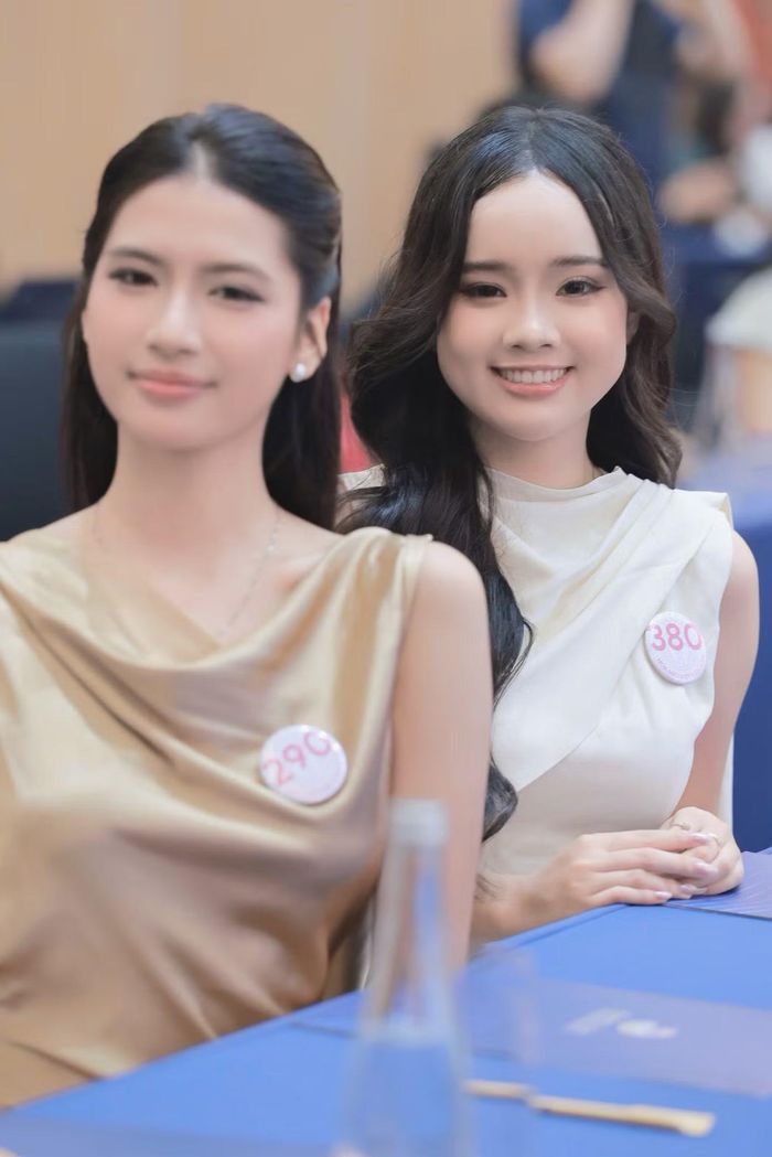 Năm nay, cuộc thi mang chủ đề Miền Hương Sắc, tiếp tục đặt trọng tâm vào bốn trụ cột Nhan sắc - Văn hóa - Trí tuệ - Cống hiến. Vì vậy, kết quả không chỉ được nhìn từ một đêm thi mà còn dựa trên quá trình các thí sinh học tập, rèn luyện, trải nghiệm văn hóa và tham gia hoạt động cộng đồng.