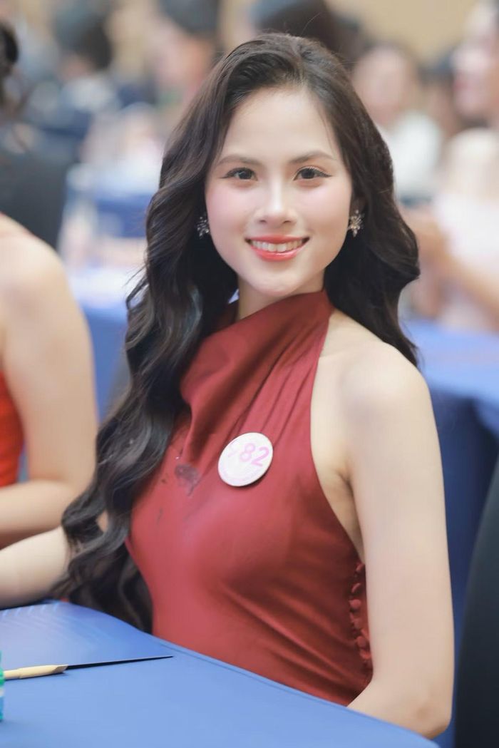 Phần bikini đòi hỏi sự tự tin về hình thể, trong khi dạ hội yêu cầu các cô gái làm chủ cả cơ thể và không gian sân khấu.