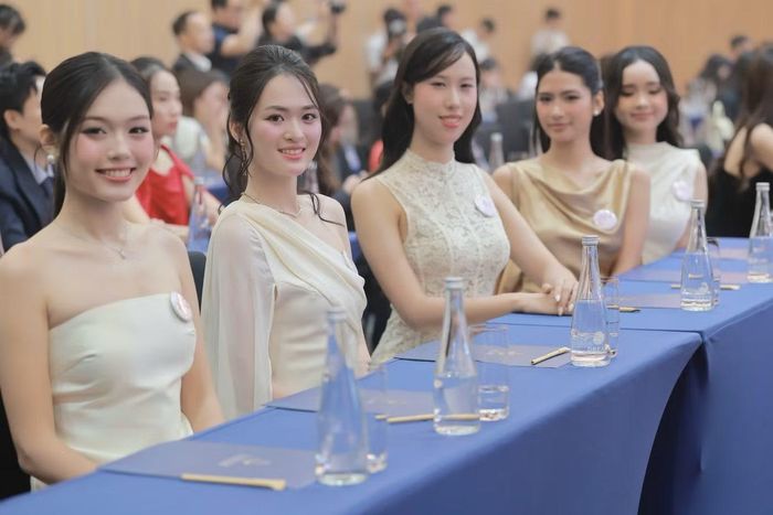 Sau hai tháng ở nhà chung, sự thay đổi của thí sinh thể hiện rõ qua phong thái. Những cô gái từng bỡ ngỡ trước ống kính, chưa quen với giày cao gót nay tự tin hơn khi tạo dáng, di chuyển và tương tác với truyền thông.