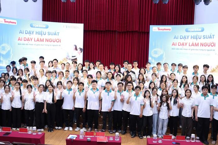 BTC tặng hoa cho các diễn giả