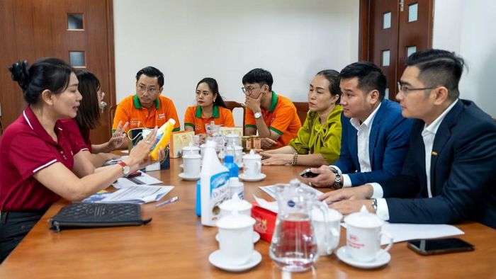 Các doanh nghiệp thuộc Top 20 The Future Brand 2026 chào hàng vào hệ thống bán lẻ SATRA. Ảnh: SATRA