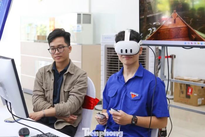 Bạn trẻ Đà Nẵng trải nghiệm ứng dụng công nghệ mới vì cộng đồng tại triển lãm sản phẩm chuyển đổi số năm 2026. Ảnh: Giang Thanh