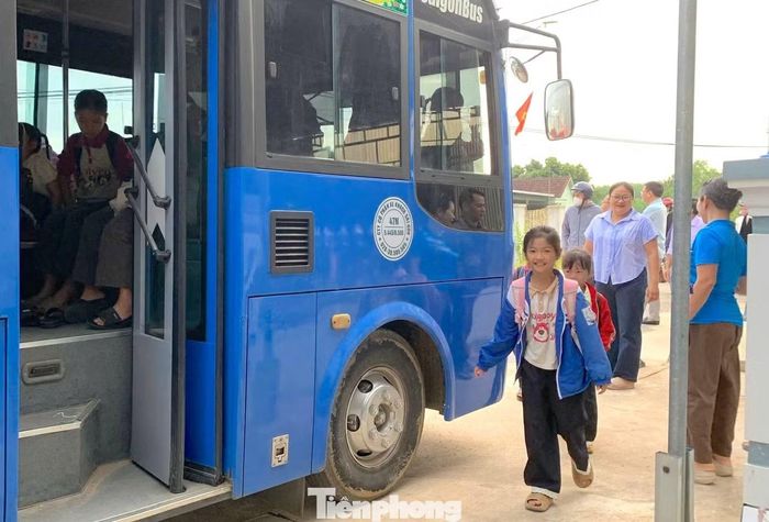 Niềm vui của các em học sinh đến trường.