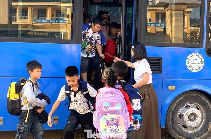 Nhà trường đã bố trí 3 xe ô tô đưa đón các em học sinh miễn phí.
