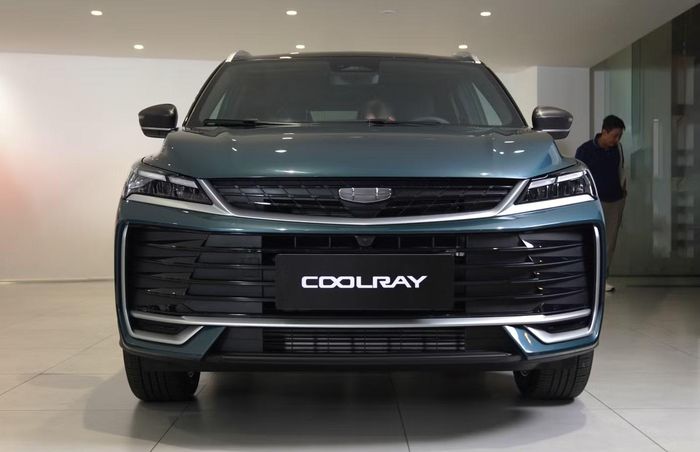 Geely Coolray thời điểm vừa ra mắt đã được kỳ vọng trở thành chủ lực doanh số cho thương hiệu. Thế nhưng ở mẫu xe tiền nhiệm, Coolray chưa thật sự tạo ra được lượng xe đủ lớn. Đến khi phiên bản mới xuất hiện, doanh số Coolray ghi nhận sự tăng trưởng nhẹ. Theo nguồn tin của Tri Thức - Znews, trong tháng 8, hãng bán khoảng 60 chiếc Coolray.