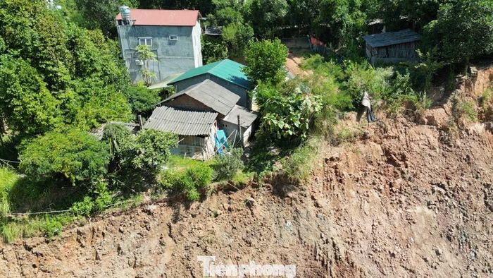 Tình trạng sạt lở mái taluy còn gây mất an toàn cho công trình nhà nhiều hộ dân sống trên khu vực đồi cao - nơi tuyến đường chạy qua.