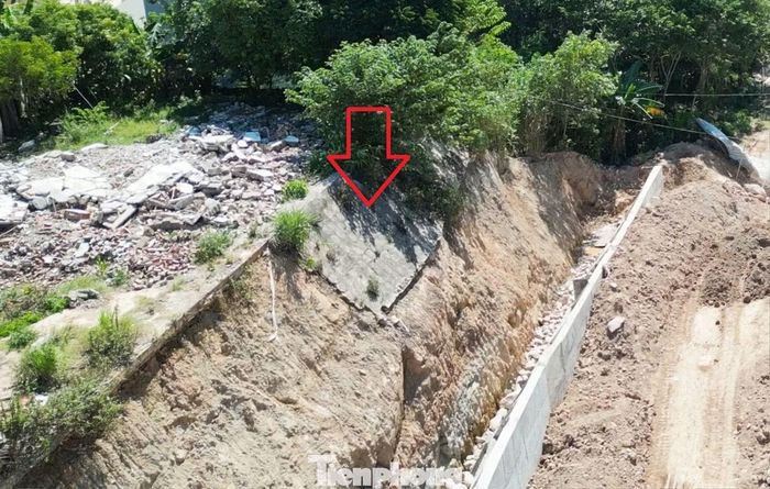 Một đoạn mái taluy dương bị sạt lở, ngày 8/10 chỉ còn bám lại vị trí rất nhỏ ở đỉnh mái (mũi tên).