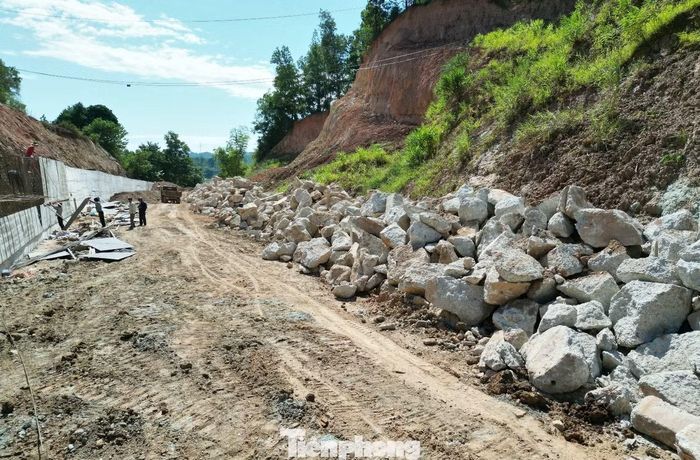Tại vị trí xảy ra sụt trượt nhiều khối đất đá, bê tông đắp trên bờ sườn núi để làm mái taluy bảo vệ công trình đã bị sạt trượt, đổ xuống bên dưới.