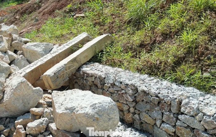 Với các đoạn không đi qua khu dân cư, đơn vị thi công làm bờ rọ đá giữ chân mái taluy và chống sạt trượt.