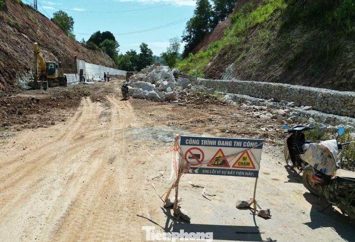 Có khoảng hơn 100 m đường tránh đoạn qua phường Tân Giang bị sạt lở nặng, cơ quan chức năng phải cấm đường.