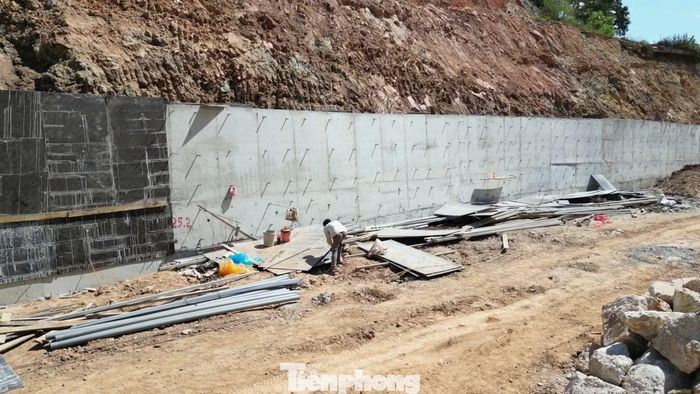 Sau đó đan lưới thép, xây dựng các bờ bê tông giữ mái taluy và ngăn đất đá sạt trượt từ trên xuống.