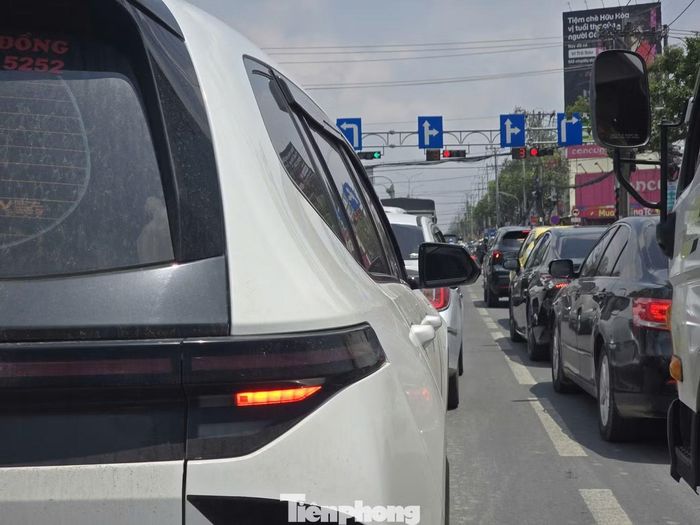 Chủ đầu tư kiến nghị UBND TP. Cần Thơ chấp thuận kéo dài thời gian thực hiện hợp đồng đối với các gói thầu thi công xây dựng, giám sát và bảo hiểm tại các nút số 1, 2, 3 và 5 đến hết ngày 30/12/2027. Các nút giao quá tải, thi công mở rộng chậm đang biến những nút giao của dự án thành điểm ùn tắc thường xuyên.