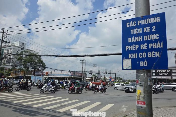 Theo chủ đầu tư, công tác giải phóng mặt bằng tại 4 nút giao còn lại dự kiến kéo dài đến cuối năm nay, nên Ban Quản lý dự án đã trình UBND TP. Cần Thơ xin kéo dài thời gian thực hiện đối với 4 nút giao này sang năm 2027. Nút giao số 3 (ảnh) đường Nguyễn Văn Linh - Nguyễn Văn Cừ chưa có hoạt động xây dựng nào.