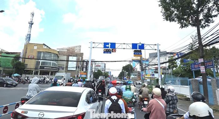 Nút giao số 1 có 33/109 trường hợp bàn giao mặt bằng nên chưa thể thi công mở rộng, một số nhà đã bàn giao đang được phá dỡ. Chủ đầu tư dự kiến triển khai thi công trong tháng 10.