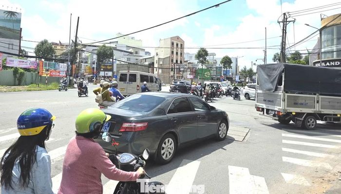 Ông Nguyễn Văn Cà Lơ Anh - Giám đốc Ban Quản lý dự án đầu tư xây dựng công trình dân dụng và công nghiệp TP. Cần Thơ (chủ đầu tư) cho biết tổng chi phí giải phóng mặt bằng cho 5 nút giao hơn 900 tỷ đồng, với 356 trường hợp bị ảnh hưởng, đến nay mới có 66 trường hợp bàn giao mặt bằng. Nút số 1 (ảnh) khởi công tháng 3/2025, nhưng chậm tiến độ do vướng mặt bằng.