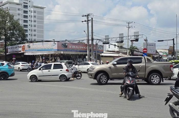 Dự án cải tạo 5 nút giao của Cần Thơ được phê duyệt đầu tư trong giai đoạn 2023-2026, đã được gia hạn lần 1 vào tháng 1/2026, nhưng tiến độ giải phóng mặt bằng chậm, ảnh hưởng nghiêm trọng đến tiến độ thi công mở rộng. Ngoài ra, do số vốn của dự án được duyệt trước đây (gần 1.200 tỷ đồng), hiện không còn đủ để thực hiện cả 5 nút giao, nên phải nghiên cứu tăng vốn. Ảnh nút giao số 3.