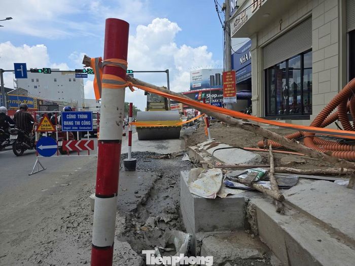 Thời gian qua, nút giao đường Nguyễn Văn Linh - 3 Tháng 2 thường xuyên ùn tắc, khi thi công tình trạng ùn tắc, bụi bặm càng thêm nghiêm trọng, ảnh hưởng tới người dân. "Đơn vị nhận trách nhiệm về việc tổ chức thực hiện chưa tốt, gây phiền hà đến việc lưu thông và sinh hoạt của người dân", ông Nguyễn Văn Cà Lơ Anh- Giám đốc Ban Quản lý dự án đầu tư xây dựng công trình dân dụng và công nghiệp TP. Cần Thơ (chủ đầu tư) nói.
