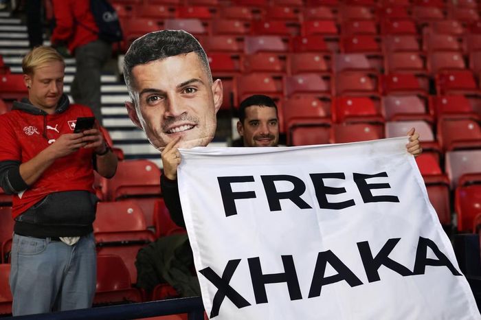  Một cổ động viên cầm biểu ngữ cùng hình ảnh của Granit Xhaka để bày tỏ sự ủng hộ với tiền vệ này trong trận đấu giữa Scotland và Thụy Sĩ hôm 29/9. 
