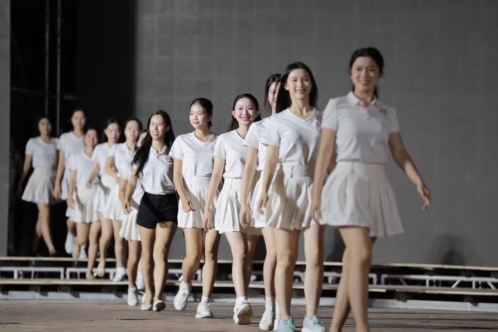 Lần đầu đứng trước sân khấu quy mô lớn, nhiều thí sinh bày tỏ sự bất ngờ và hào hứng. Không ít người đẹp cho biết cảm giác khi tập trong phòng hoàn toàn khác khi bước ra sân khấu thực tế, bởi không gian rộng, hệ thống ánh sáng và khoảng cách giữa các vị trí đều đòi hỏi thí sinh phải điều chỉnh bước đi, đội hình và thần thái.