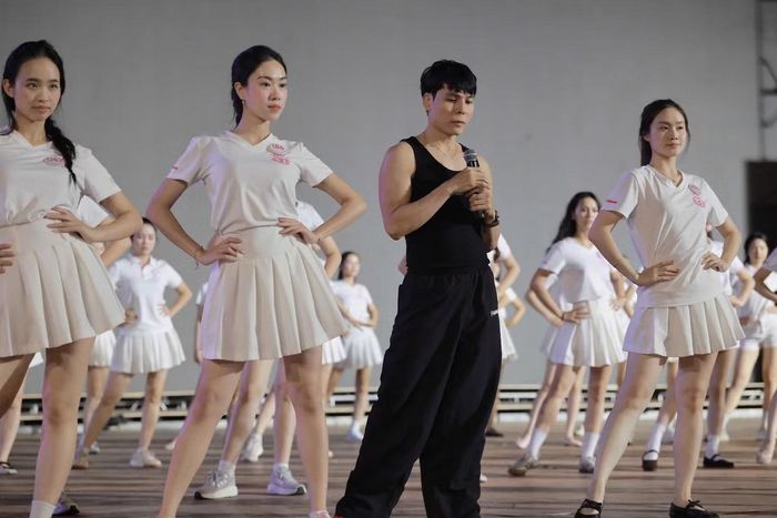 Sân khấu được dựng ngoài trời tại Khu du lịch Quốc tế Đồi Rồng có quy mô lớn, với chiều rộng khoảng 100 m và hệ thống màn LED rộng hơn 500 m². Không gian rộng lớn cùng hệ thống âm thanh, ánh sáng được đầu tư khiến nhiều thí sinh có cảm giác khác biệt rõ rệt so với những buổi tập trước đó.