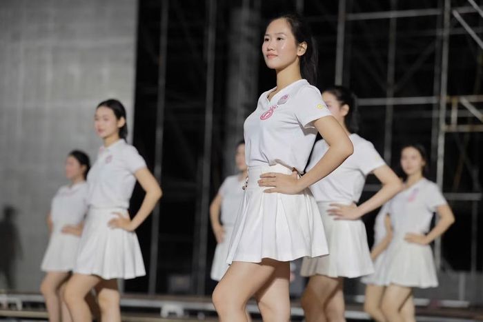 Thí sinh Lê Trần Bảo My (SBD 716): “Lúc đầu em hồi hộp vì lần đầu được đứng trên sân khấu lớn như vậy. Khi ánh sáng bật lên và nhìn thấy toàn bộ không gian, em thực sự choáng ngợp. Tuy nhiên, sau vài lượt tập, em bắt đầu cảm thấy tự tin hơn và cố gắng tập trung vào từng bước di chuyển, biểu cảm”.