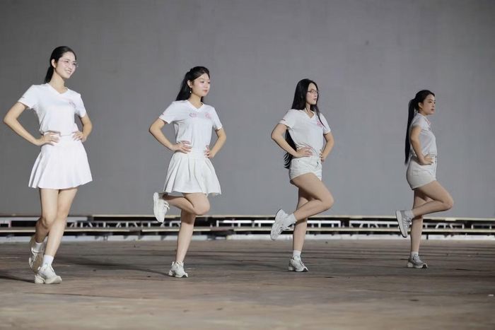 Tuy nhiên với tầm cỡ một cuộc thi quốc gia, ban tổ chức lựa chọn sân khấu ngoài trời với mong muốn tạo nên không gian hoành tráng, mãn nhãn.
