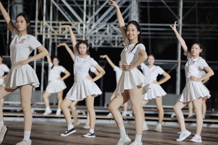 Ê-kíp sản xuất đang chạy đua với thời gian để hoàn thiện những hạng mục cuối của sân khấu. Gần 100 công nhân được huy động làm việc xuyên ngày đêm, để hoàn thiện trước đêm chung khảo.