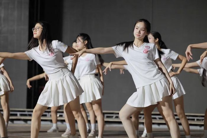 “Lúc bước ra sân khấu, em khá choáng ngợp vì rộng và đẹp hơn tưởng tượng. Những ngày qua chúng em tập rất kỹ nên khi được đứng trên sân khấu thật, em càng ý thức phải tập trung và tự tin”, thí sinh Mai Thị Yến Nhi (SBD 076) chia sẻ.