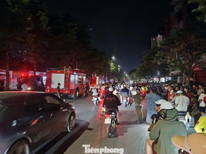 Xe chữa cháy có mặt tại hiện trường dập lửa.