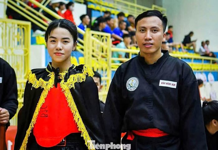 VĐV Trần Minh Anh (trái) và HLV đội tuyển Võ cổ truyền tỉnh Ninh Bình Trần Văn Tiến (phải).